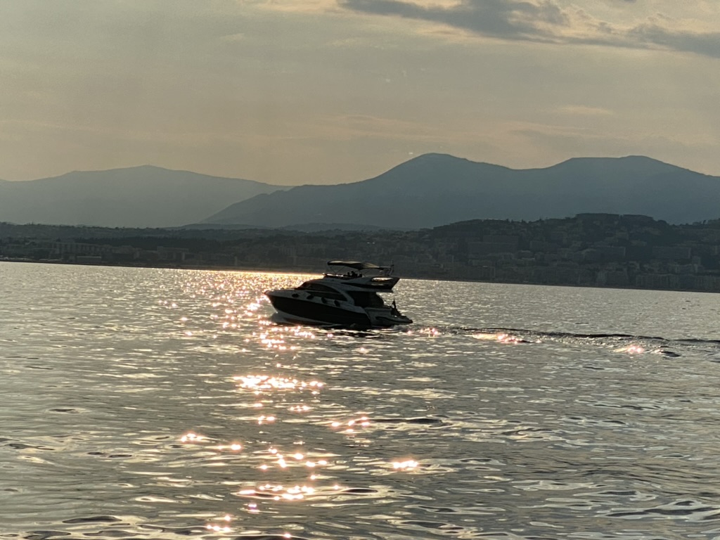 Motor yacht off the Côte d'Azur